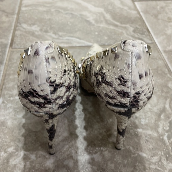 Steve Madden Proto-S Bone Snakeskin Heel with Studs Sz 8.5 M - Picture 3 of 11